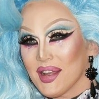 Charlie Hides Nagie