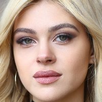 Nicola Peltz Nagie